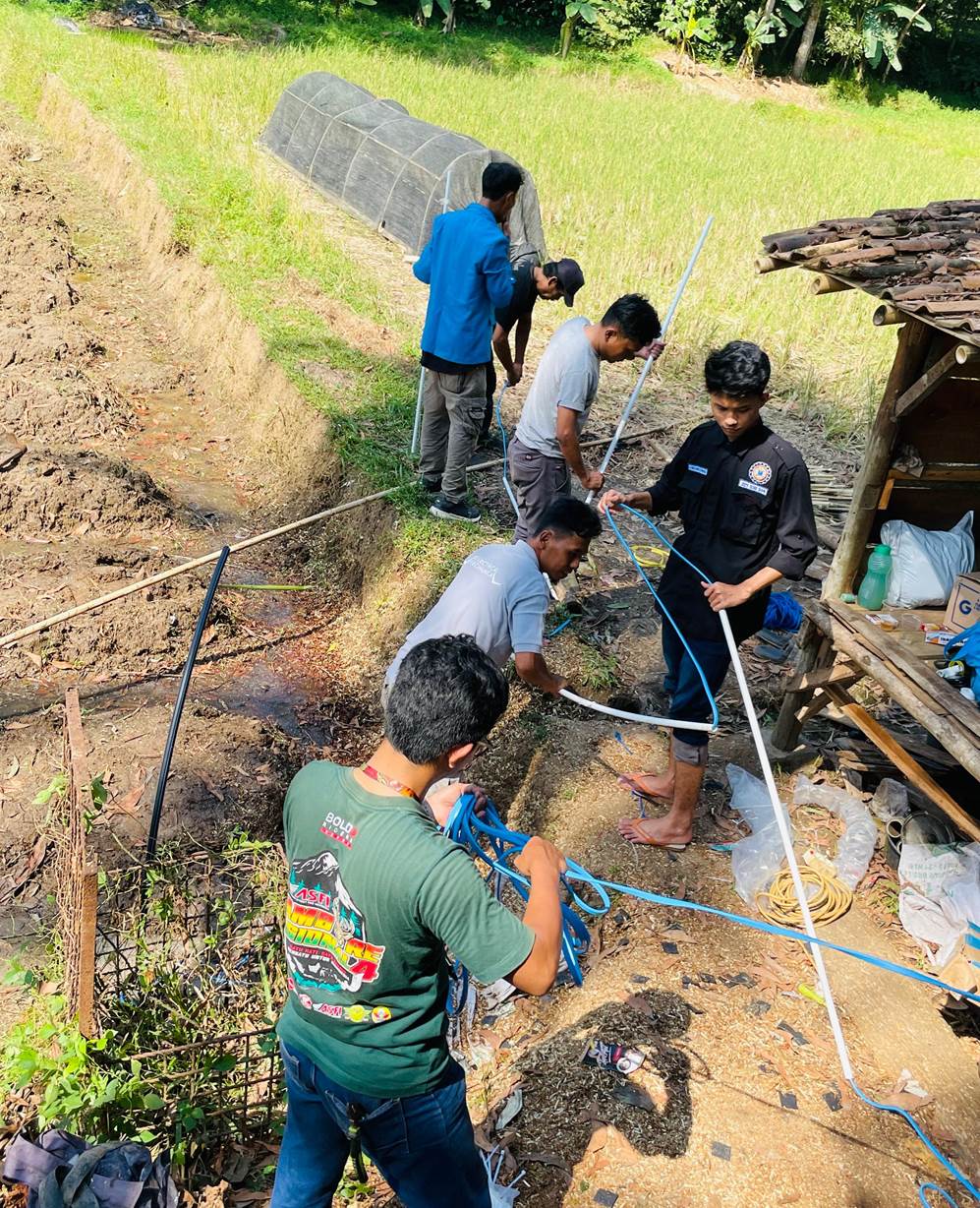 MAHASISWA TEKNIK MESIN UNPAM SERANG MELAKSANAKAN PKM DENGAN TEMA STRATEGI PENGELOLAAN SUMBER AIR UNTUK MENINGKATKAN PRODUKTIVITAS SAWAH TADAH HUJAN